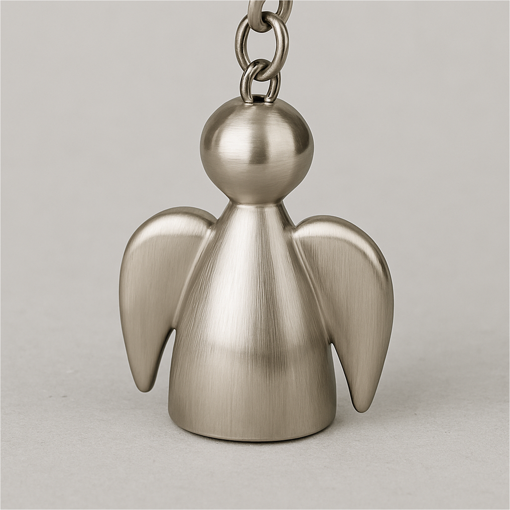 Schluesselanhaenger-Engel-silber-aus-Metall-gebuerstet-8-5-cm-schluesselanhaenger-engel-silber-metall-gebuerstet-gluecksbringer-schutzengel-gravur-anhaenger-auto-tasche-talisman-engelan_7.png